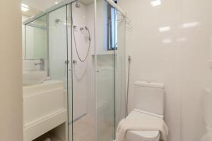 ein Bad mit einer Dusche, einem WC und einem Waschbecken in der Unterkunft BHomy Paulista - Novo e bem localizado MR44 in São Paulo
