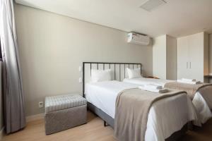 um quarto de hotel com duas camas num quarto em BHomy Paulista - Perfeita localizacao MR173 em São Paulo