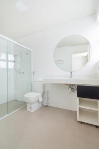 uma casa de banho com um WC, um lavatório e um espelho. em BHomy Paulista - Perfeita localizacao MR173 em São Paulo