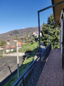 einen Balkon mit Straßenblick in der Unterkunft The View of Lunigiana in Agnino