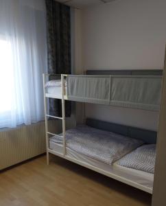 2 łóżka piętrowe w pokoju z oknem w obiekcie Zimmervermietung Müller w mieście Zeltweg