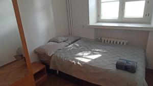 niewielka sypialnia z łóżkiem i oknem w obiekcie Pokój prywatny - Starówka - Old Town w Warszawie