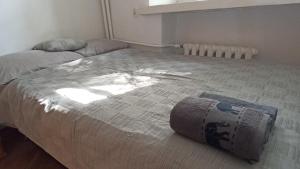 sypialnia z łóżkiem z kocem w obiekcie Pokój prywatny - Starówka - Old Town w Warszawie