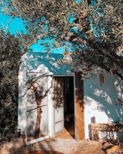 uma casa com uma porta de vidro e uma árvore em The Annex at Quinta Solar em Vale de Prazeres