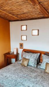 um quarto com uma cama e um tecto de madeira em The Annex at Quinta Solar em Vale de Prazeres