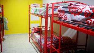 Ce dortoir comprend 2 lits superposés rouges. dans l'établissement Joe's Layover Hostel Boquete, à Boquete