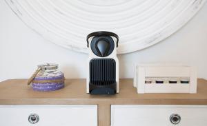 a black vase sitting on top of a wooden shelf at Hotel Rosamar - Emar Hotels in Es Pujols