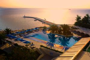 Bazén v ubytování Palmariva Beach Hotel nebo v jeho okolí