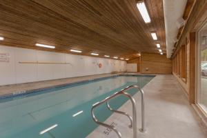 een groot zwembad in een fitnessruimte met bij Ocean Village Resort in Tofino