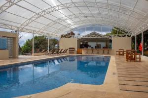 una piscina con techo de cristal. en Fondavela Hotel en Monteverde