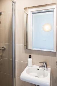 サンアントニオにあるオスタル アリカンテのバスルーム(シンク、鏡、シャワー付)