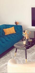 Sofá azul en la sala de estar con mesa en CENTRUM, en Alicante