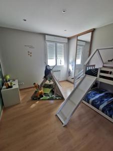 Pokój z 2 łóżkami piętrowymi i zjeżdżalnią w obiekcie Chambres d'hôtes chez Manon w mieście Sampans