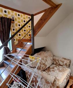 uma sala de estar com um sofá e uma escada em The Lodge em Dublin
