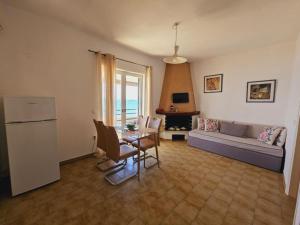 un soggiorno con un divano e un tavolo di Corfu Glyfada Menigos Resort 67 a Glifada (Glyfada)