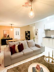 Il comprend un salon avec un canapé blanc et une cuisine. dans l'établissement App Cidadela, à Praia