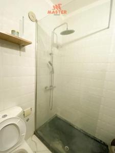 La salle de bains est pourvue d'une douche et de toilettes. dans l'établissement App Cidadela, à Praia