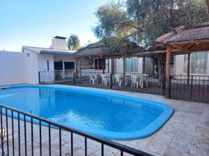 uma grande piscina azul com um gazebo em Colorina Complejo Residencial II em San Rafael