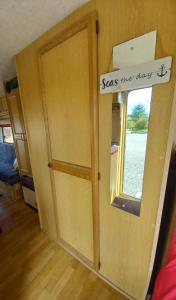 uma porta com um sinal que diz passe cinco obedeça em The Lakeside Cabin em Longmorn