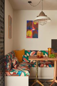 Maisons 322 - La Flamboyante في لو بوا بلاج-أون-ري: غرفة معيشة مع أريكة وطاولة