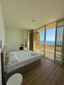 ein Schlafzimmer mit Bett und Blick auf das Meer in der Unterkunft Sea La Vie Villa Palase in Palasë