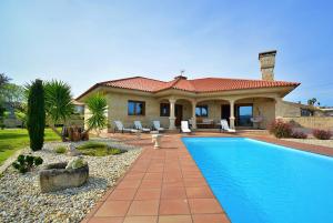 ein Haus mit einem Swimmingpool vor dem Haus in der Unterkunft GALIHOST - Villa con piscina en Cambados in Cambados