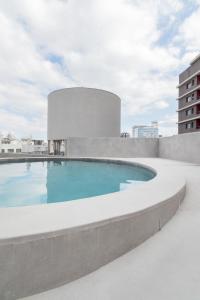 uma piscina no telhado de um edifício em BHomy Consolação - Localização perfeita CN905 em São Paulo