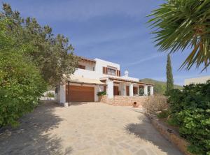 a large white house with a driveway at Can Juanito in Playa d'en Bossa