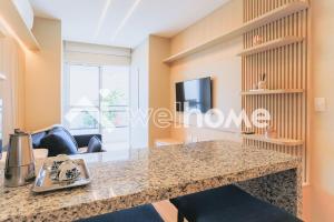 um quarto com uma grande bancada de mármore num quarto em Aconchegante apartamento em Cotia em Cotia