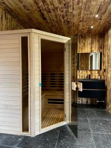 een grote houten kamer met een deur in een keuken bij Chalet le Faye in Waimes