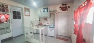 una cucina bianca con piano cottura e lavandino di Apartamento MADERO a Buenos Aires