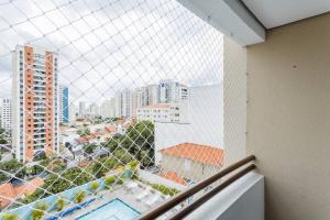 einen Blick auf die Stadt aus einem Fenster in einem Gebäude in der Unterkunft BHomy Pompéia Muito bem localizado FI33 in São Paulo