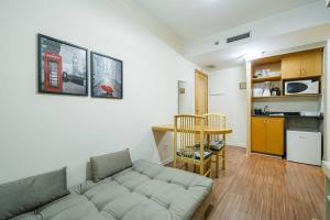 sala de estar con sofá y cocina en BHomy Pinheiros Localização privilegiada EX1407, en São Paulo