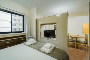 サンパウロにあるBHomy Pinheiros Localização privilegiada EX1407のベッドルーム1室(大型ベッド1台、タオル付)