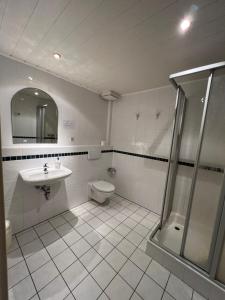 Ett badrum på Altes Seehotel Silz