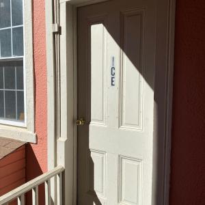 Una porta bianca con la parola ego scritto sopra. di The Ocean House a Spring Lake