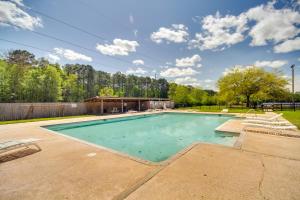 Πισίνα στο ή κοντά στο Charming Biloxi Studio with Community Pool and Lake!