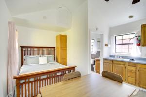 Ένα ή περισσότερα κρεβάτια σε δωμάτιο στο Charming Biloxi Studio with Community Pool and Lake! +19 φωτογραφίες