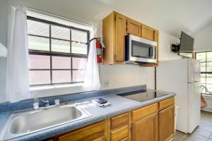 Η κουζίνα ή μικρή κουζίνα στο Charming Biloxi Studio with Community Pool and Lake!