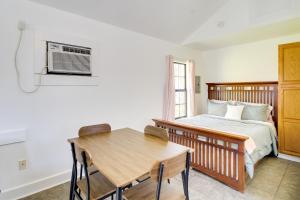 Ένα ή περισσότερα κρεβάτια σε δωμάτιο στο Charming Biloxi Studio with Community Pool and Lake!