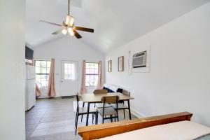 Φωτογραφία από το άλμπουμ του Charming Biloxi Studio with Community Pool and Lake! σε Biloxi