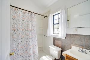 Ένα μπάνιο στο Charming Biloxi Studio with Community Pool and Lake!