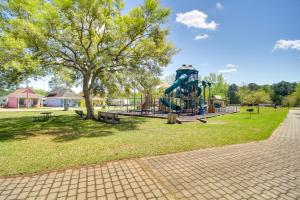 Ο χώρος παιχνιδιού για παιδιά στο Charming Biloxi Studio with Community Pool and Lake!