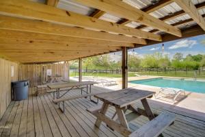 Πισίνα στο ή κοντά στο Charming Biloxi Studio with Community Pool and Lake!