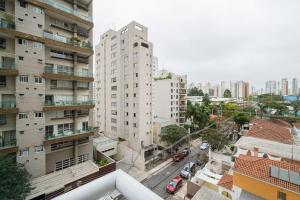 una vista sul tetto di una città con edifici alti di BHomy Paraíso Studio perto do Ibirapuera SL402 a San Paolo