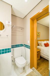 uma casa de banho com um WC e uma cama em BHomy Paraíso Studio perto do Ibirapuera SL402 em São Paulo