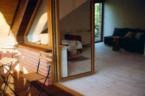 um espelho num quarto com uma sala de estar em Poganty - Obora em Giżycko