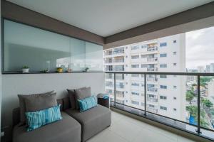 un salon avec un canapé et une grande fenêtre dans l'établissement BHomy VN, à São Paulo