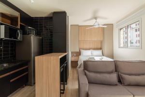 cocina con cama y sofá en una habitación en BHomy Centro Confortável e bem localizado MB611, en São Paulo