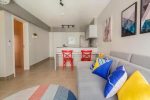 a living room with a couch and red chairs at BHomy Perdizes Ideal para 4 hóspedes DH306 in Sao Paulo